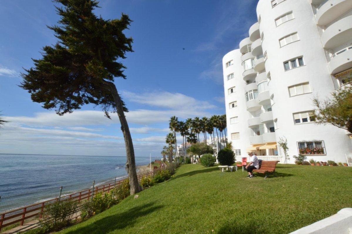 Beachfront Apartment In Calahonda MIJAS COSTA Zewnętrze zdjęcie